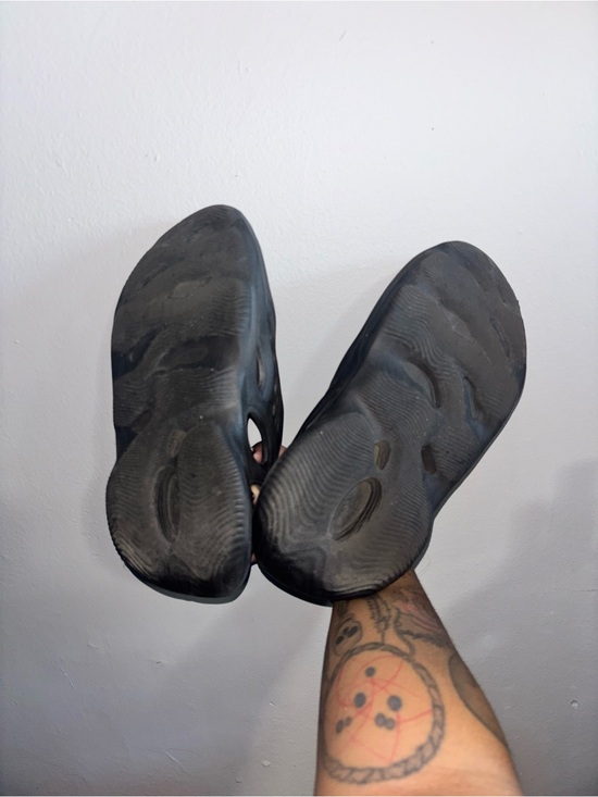 Yeezy Foam Runner in onyx main image 3